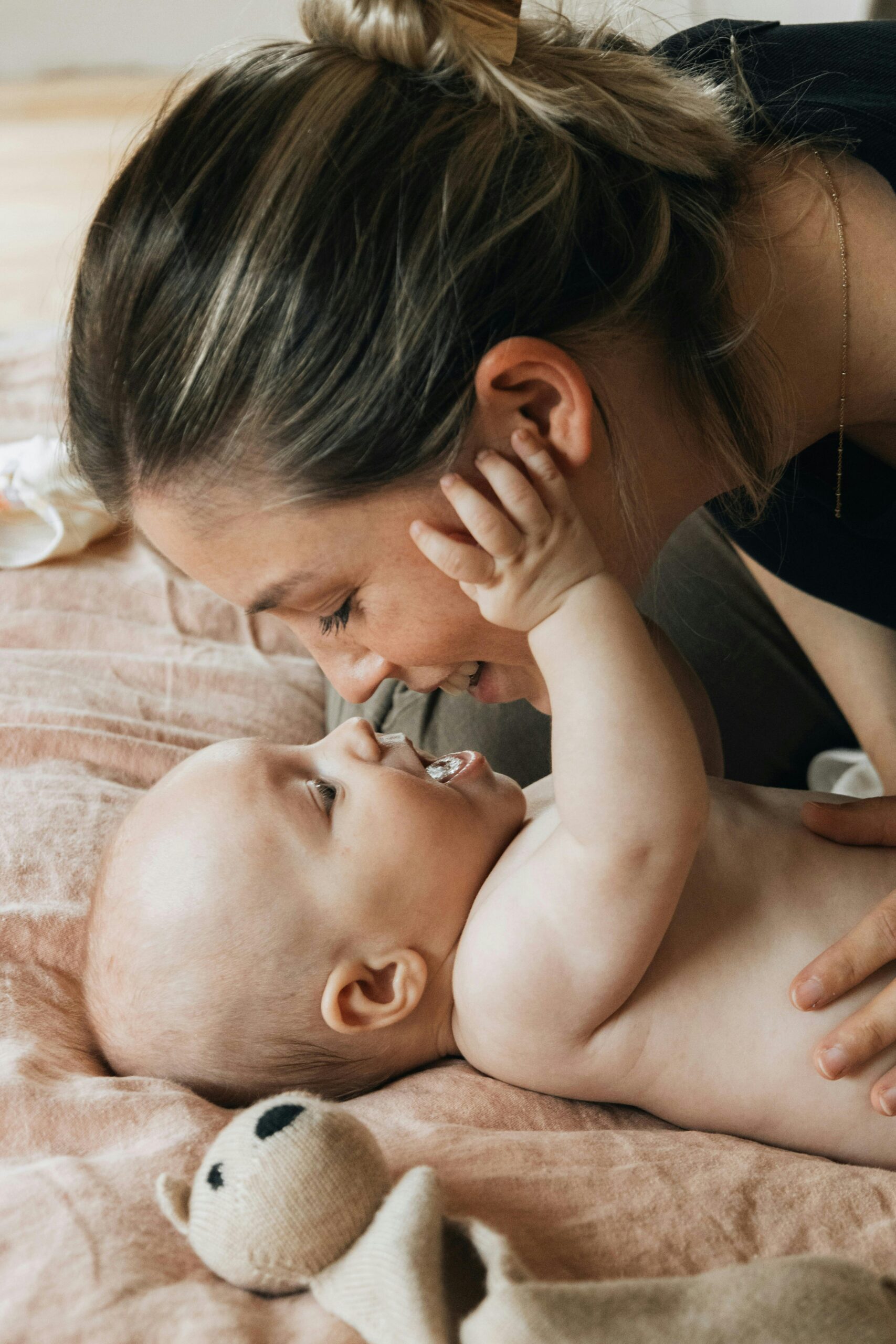 pasgeboren-baby en mama-yoga-postnataal -in-kortrijk