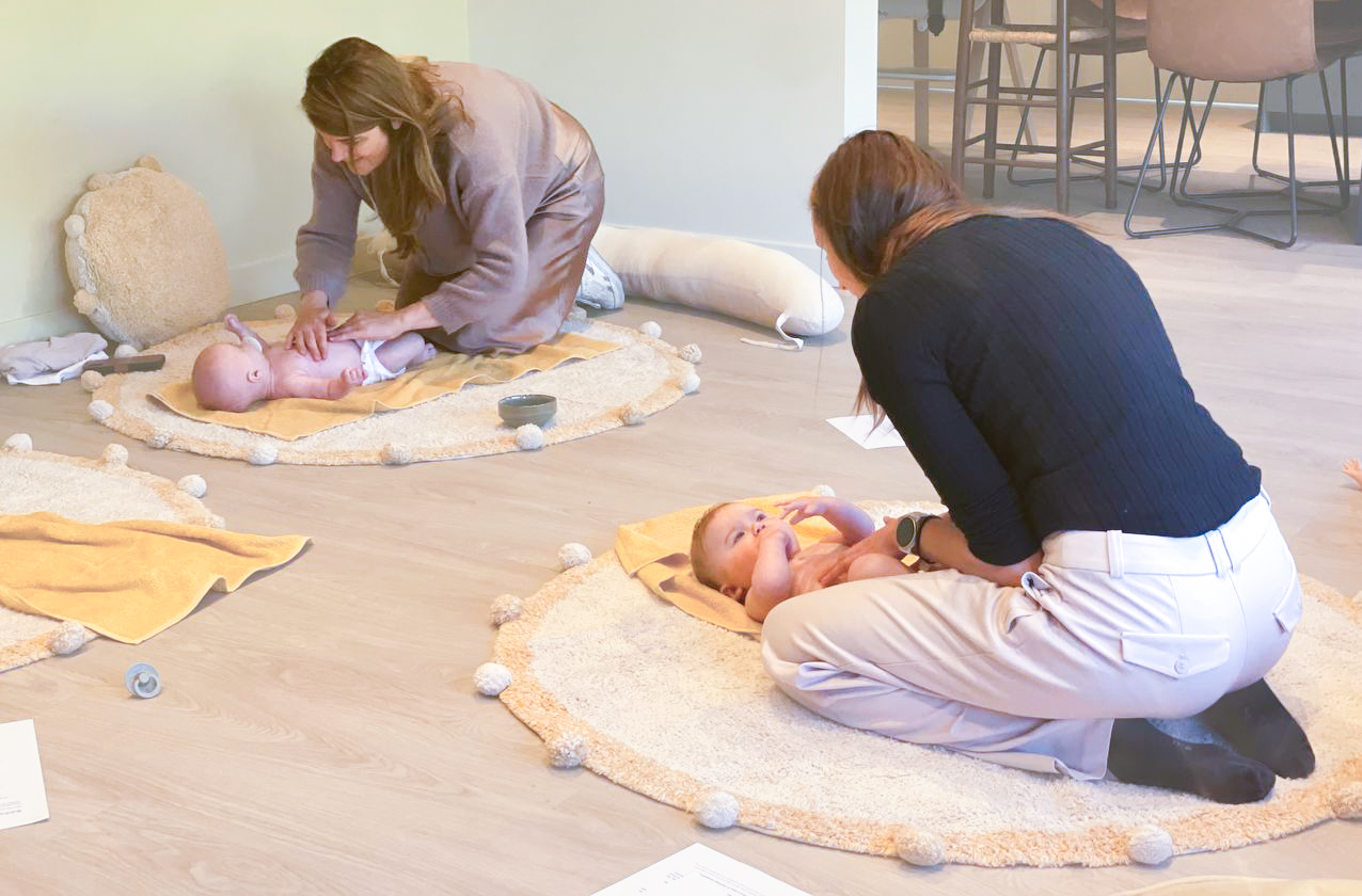 groep moeders die baby massage geven